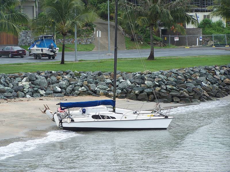 100_1236.jpg - Airlie Beach - damaged boat