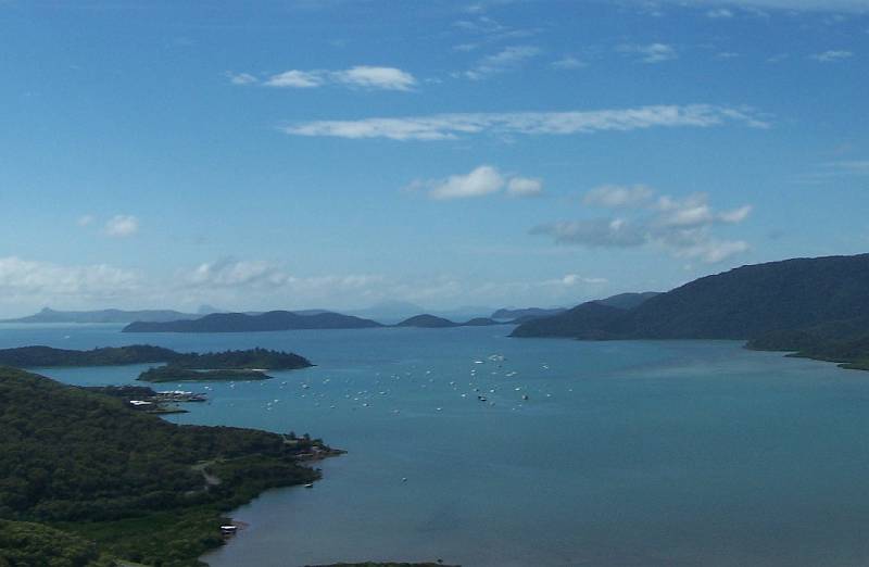 100_1425.jpg - Shute Harbour on left, with Whitsunday Islands in background