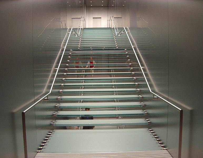 imgp9908.jpg - Glass staircase, Apple Store, Sydney, June 2008