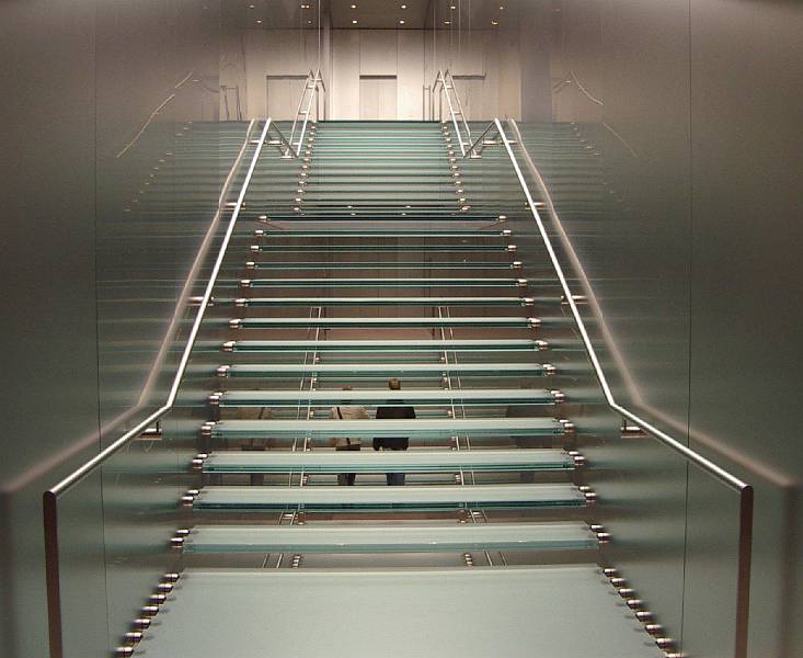 imgp9909.jpg - Glass staircase, Apple Store, Sydney, June 2008