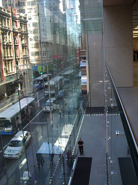 imgp9918.jpg - Apple Store, Sydney, June 2008: space between glass front and building façade