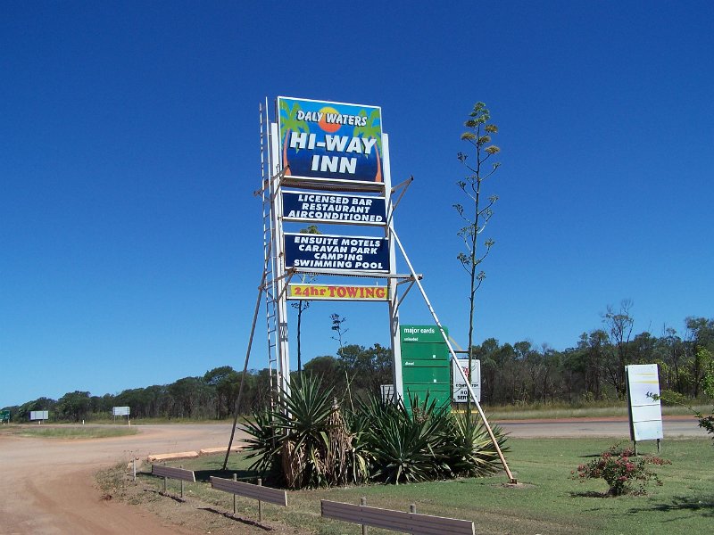 100_1042.JPG - Hi-Way Inn