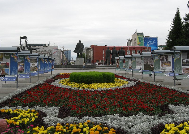 img_02402.jpg - Novosibirsk, Park by Opera and Ballet House