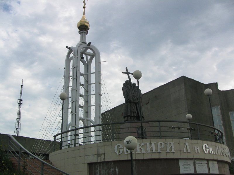 img_2619.jpg - Vladivostok - monument to priests who devised Cyrillic alphabet