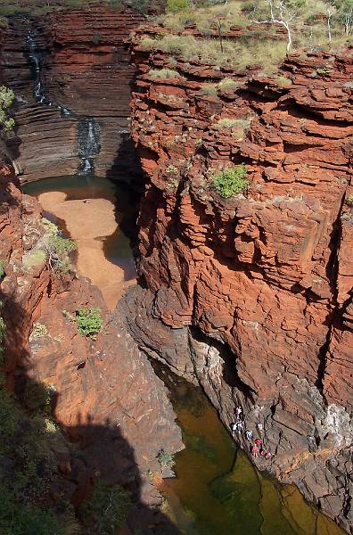 100_1081.jpg - Karijini NP - note tourists on rocks