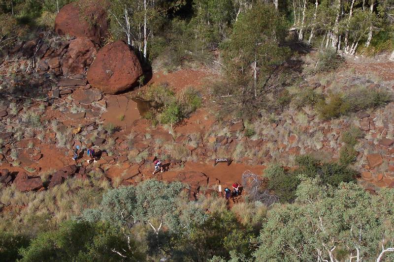 100_1100.jpg - Karijini NP - more bushwalkers