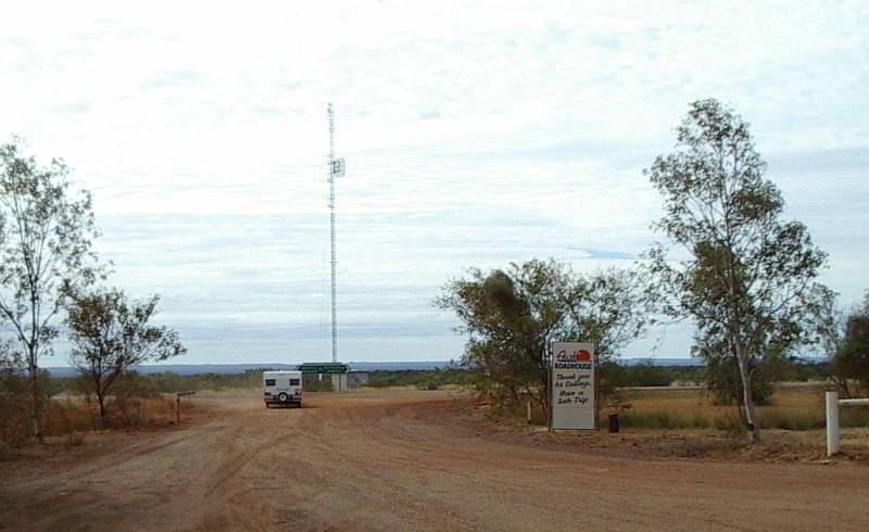 imgp3549.jpg - Auski Roadhouse, communications tower