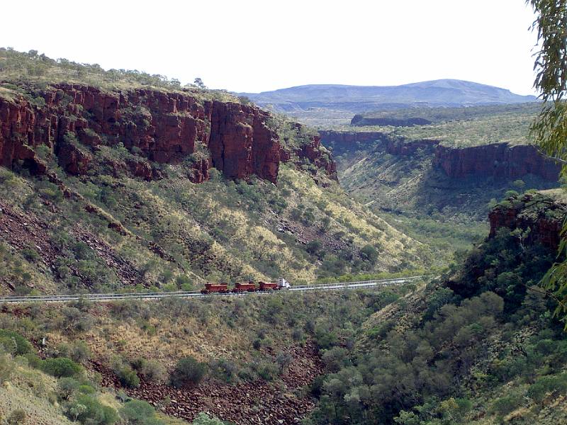 imgp3570.jpg - Munjini Gorge - note road train