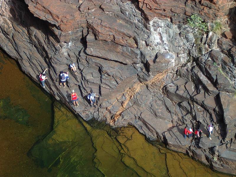 imgp3624.jpg - Karijini NP - tourists on rocks