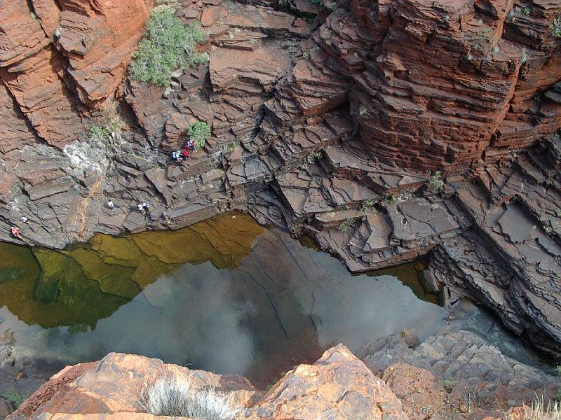 imgp3628.jpg - Karijini NP - note tourists on rocks