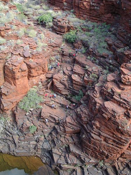 imgp3637.jpg - Karijini NP - note tourists climbing rocks