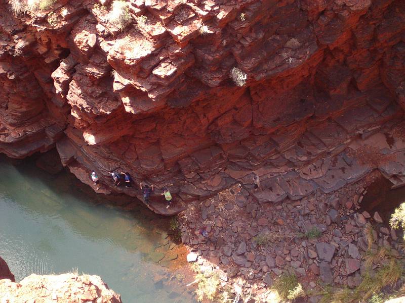 imgp3650.jpg - Karijini NP - more tourists on rocks