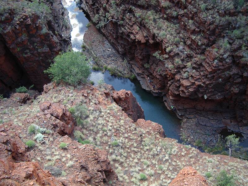 imgp3656.jpg - Karijini NP - climbers on rock at bottom