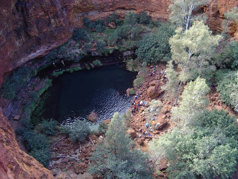 imgp3667.jpg - Karijini NP - tourists in pool