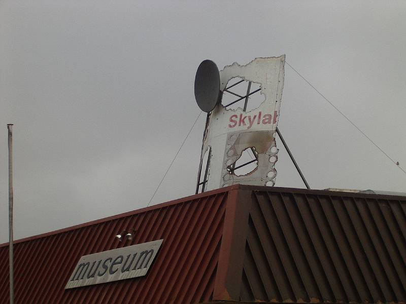 imgp4798.jpg - Balladonia Roadhouse, faked Skylab debris on roof