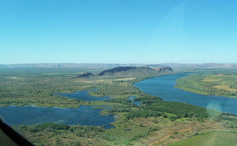 100_0631a.jpg - Lake Kununurra and Ord River