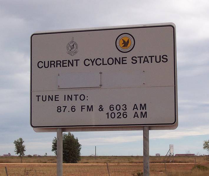 100_1053.jpg - Cyclone status sign