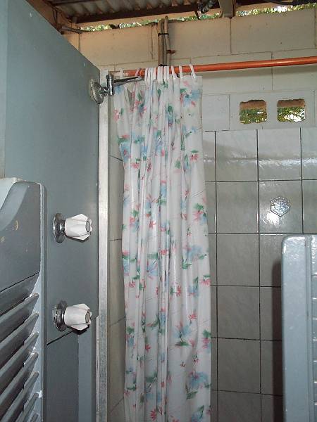 dcp_1236.jpg - Hi-way Inn, shower arrangement