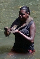 This young woman caught a file snake