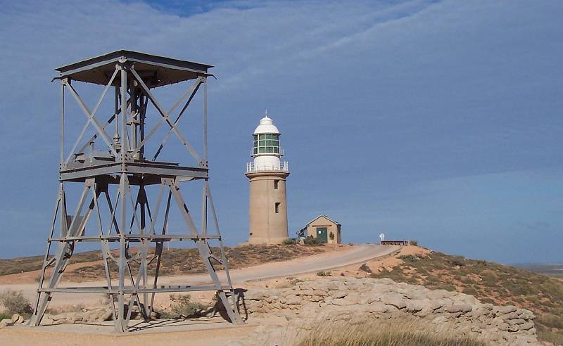 100_1171a.jpg - Vlaming Head lighthouse and remains of WWII radar installation