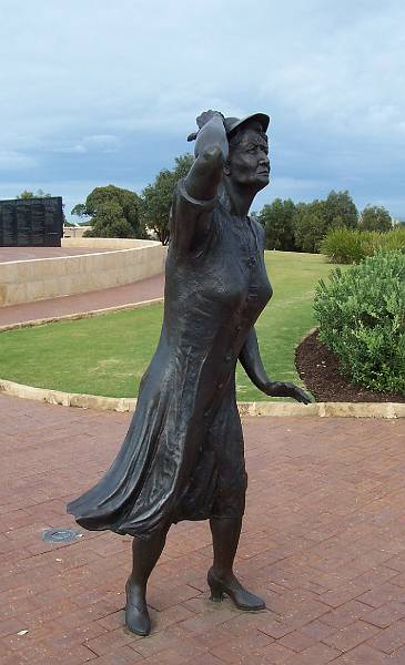 100_1373.jpg - Geraldton - HMAS Sydney memorial