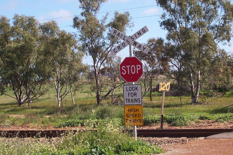 100_1407.jpg - Railway crossing between Perth and Kalgoorlie