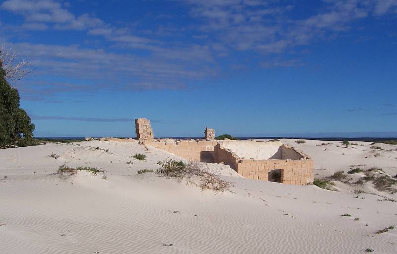 100_1474.jpg - Eucla, abandoned telegraph station