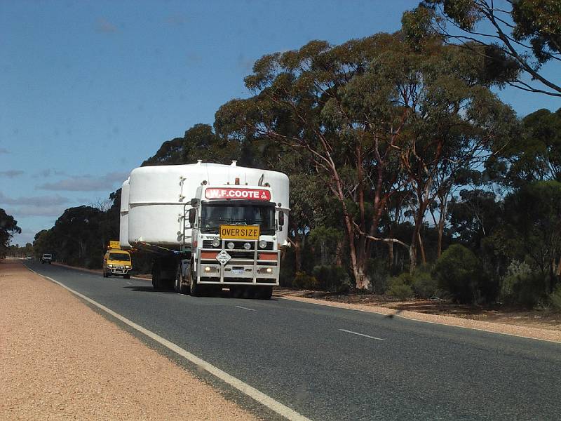 imgp4773.jpg - Truck hauling water tanks, between Kalgoorlie and Norseman