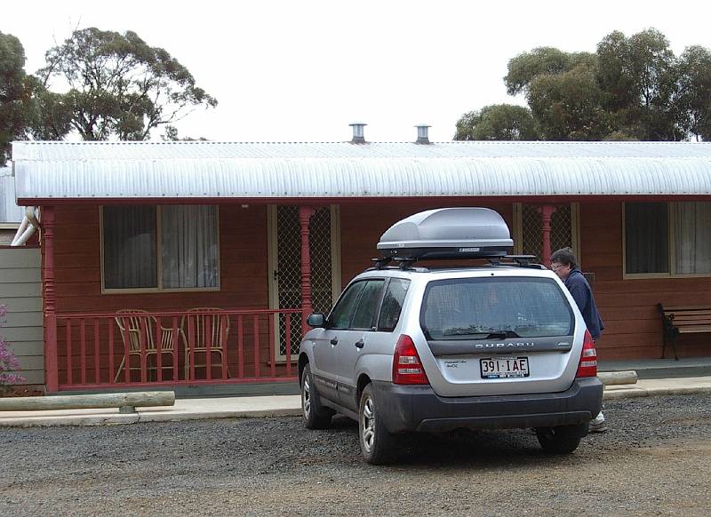 imgp4795.jpg - Balladonia Roadhouse, motel units