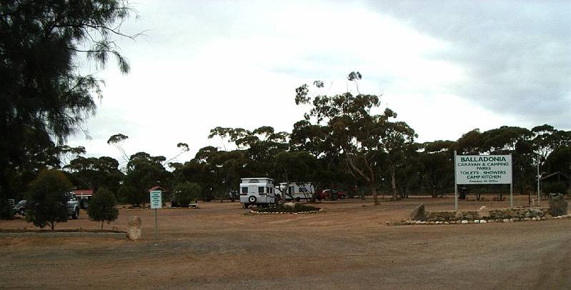 imgp4796.jpg - Balladonia Roadhouse, camping area